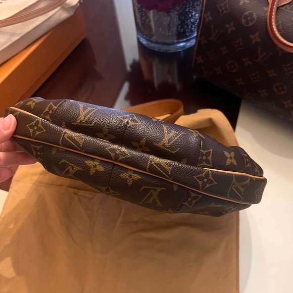 Authentic Louis Vuitton Croissant MM - Picture 2 of 11